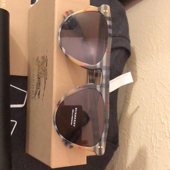NWOT! Authentic Burberry sunglasses with box and case - Picture 2 of 8
